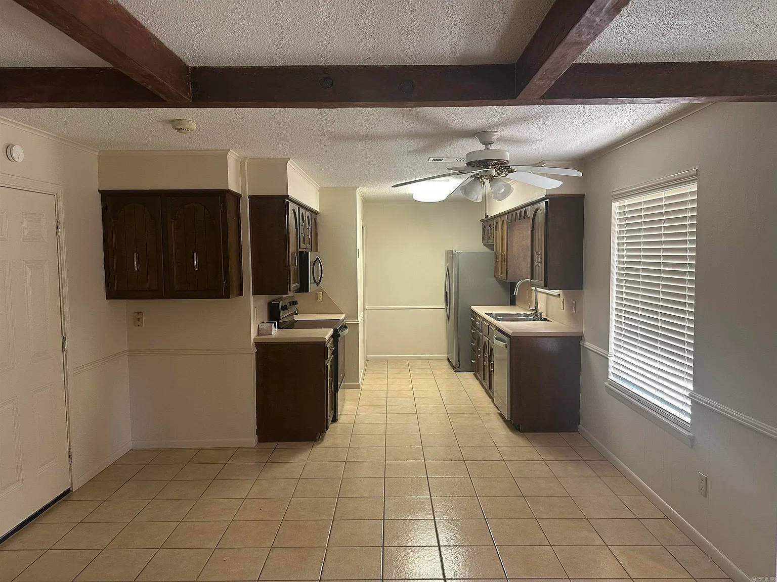 3 bed, 2.0 bath, 1700 sqft, $1,800 — Photo 4