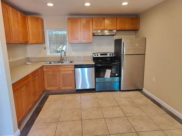 1733 L Ave — Photo 1