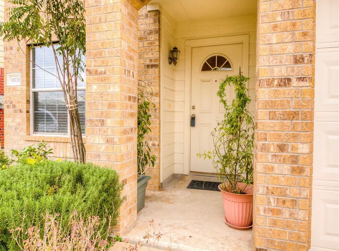4 bed, 2911 sqft, $2,200 — Photo 2