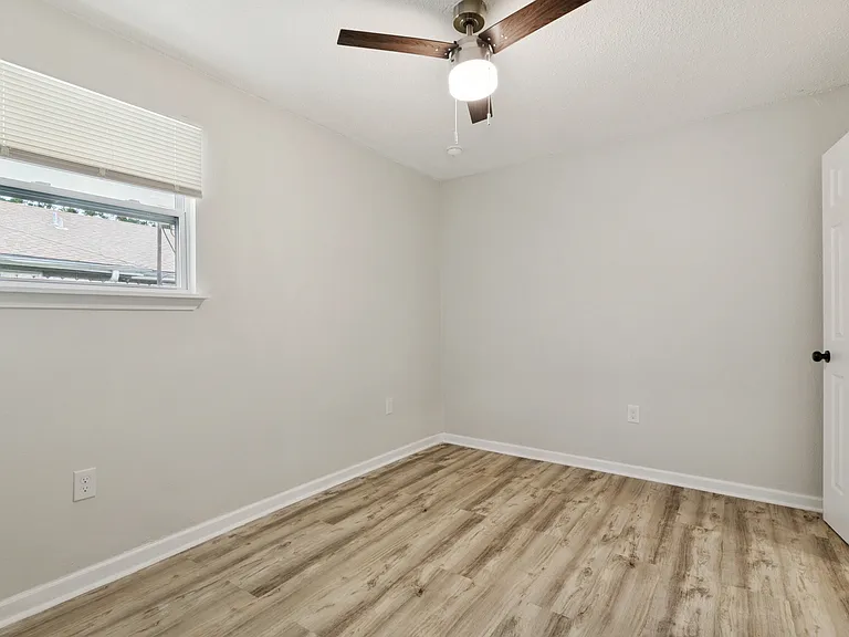 1075 Tallow Tree Ln — Photo 7