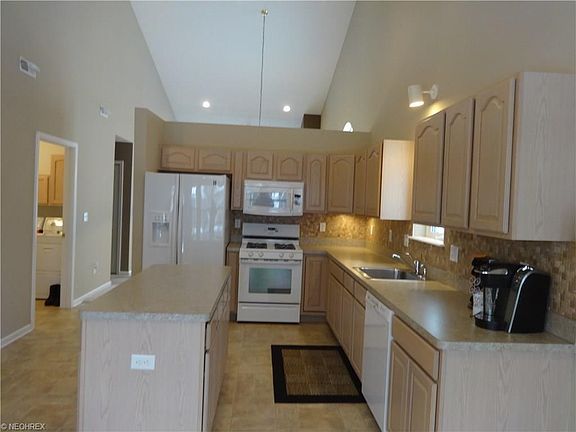 Eat-in kitchen