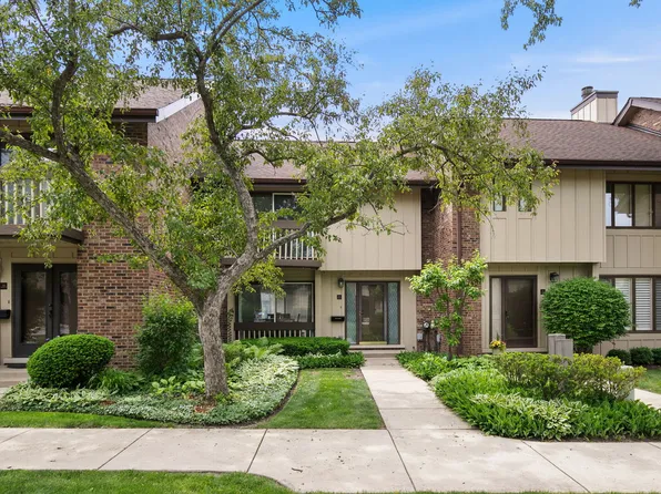21 Kyle Ct, Willowbrook, IL 60527