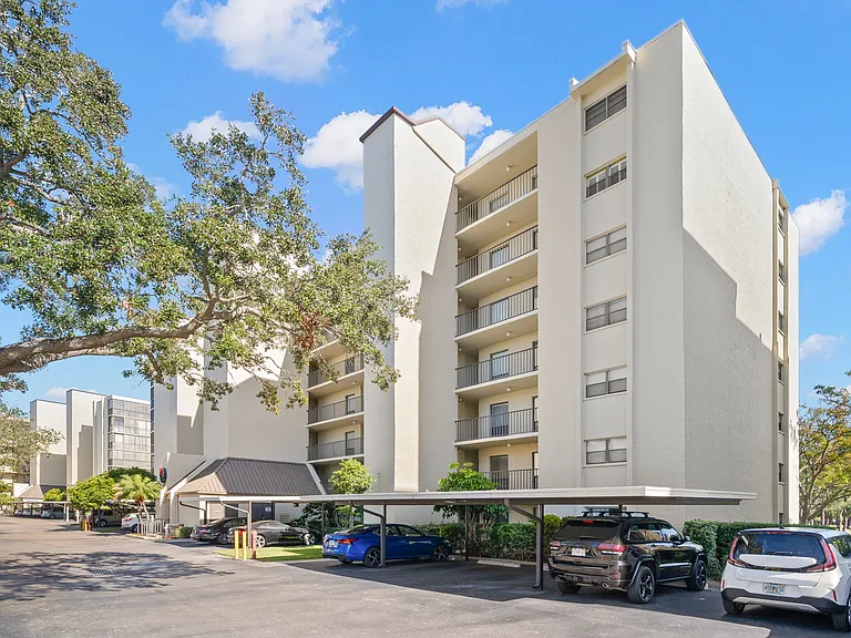 2700 Cove Cay Dr #3F — Photo 3