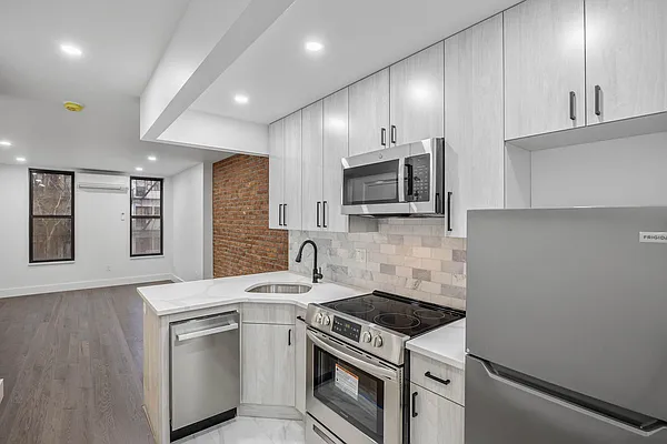 Rented by Safdie Realty Group | media 22