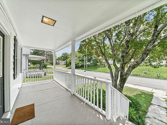 3rd image of 1019 Riverside Dr