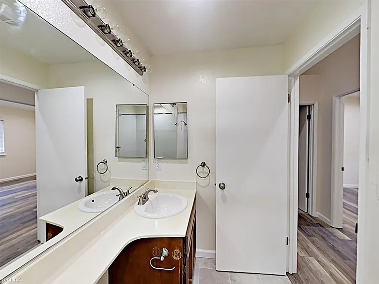 1740 Gateway Dr — Photo 11