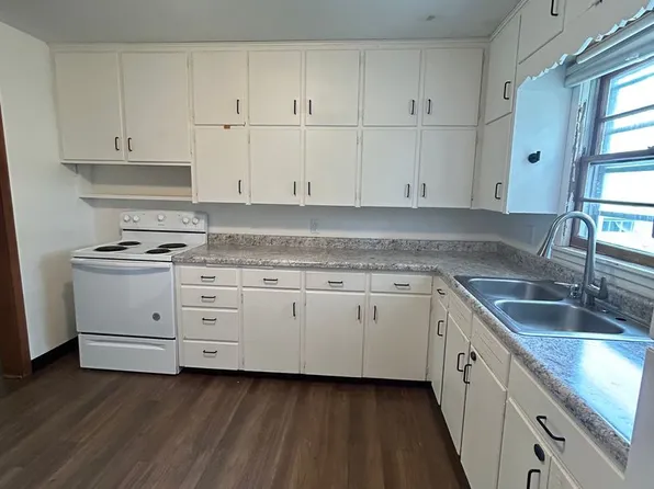 BOZ, 1729 S 4th St #4, Aberdeen, SD 57401