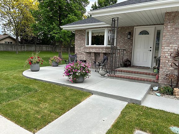 3rd image of 2380 Twin Oaks Park