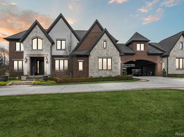 647 Wellington Cir, Rochester Hills, MI 48309