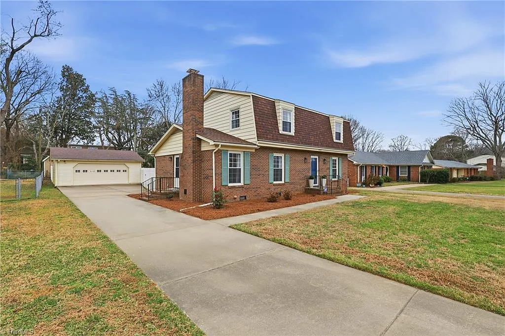 4 bed, 1985 sqft, $2,800 — Photo 1