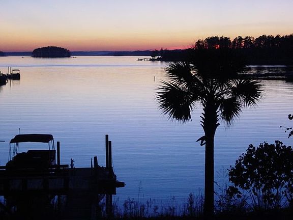 18th Hole Overlooks Lake Murray
