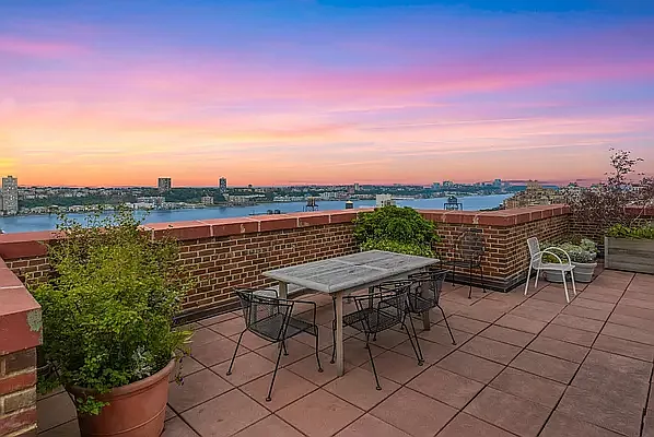 Sold by Compass | media 22