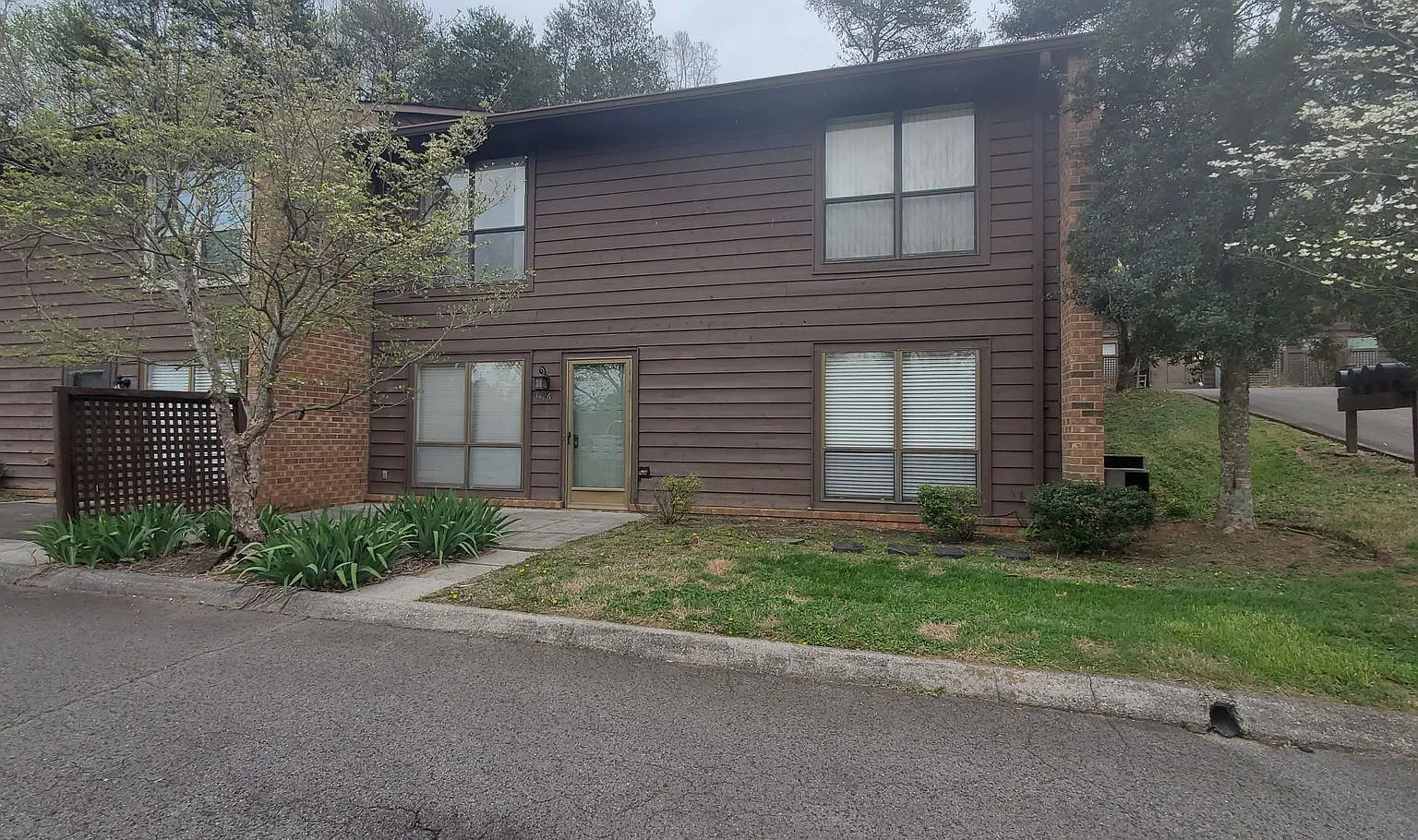 2 bed, 2.0 bath, 930 sqft, $1,600 — Photo 1
