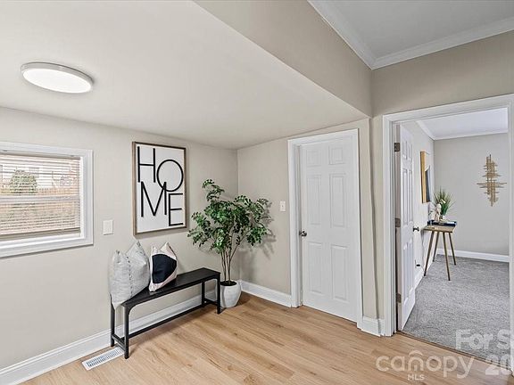 5th image of 913 W 3rd Ave
