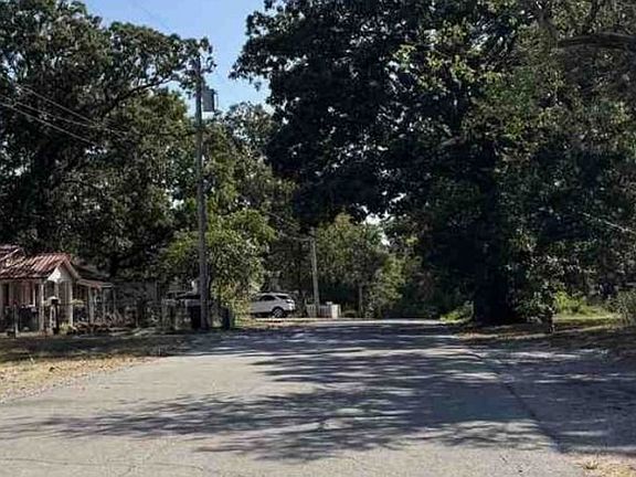 Exterior Neighborhood (street photo)