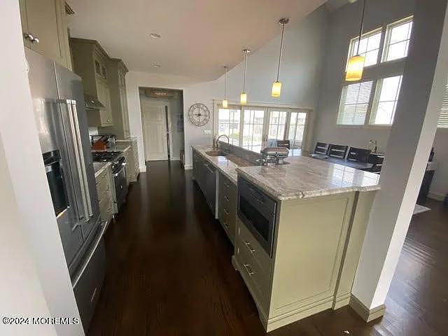4 bed, 3.5 bath, 2552 sqft, $5,995 — Photo 4