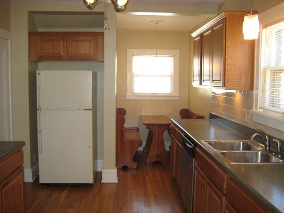 3rd image of 326 E 195th St