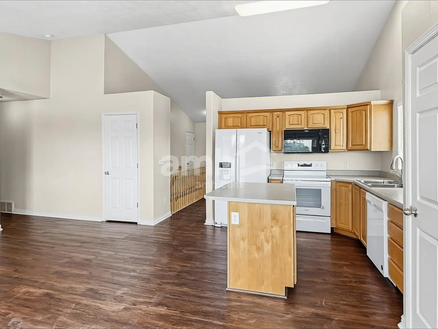 6 bed, 3.0 bath, 2900 sqft, $2,875 — Photo 3