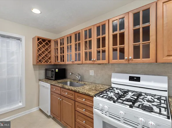 10110 Oakton Terrace Rd #10110, Oakton, VA 22124