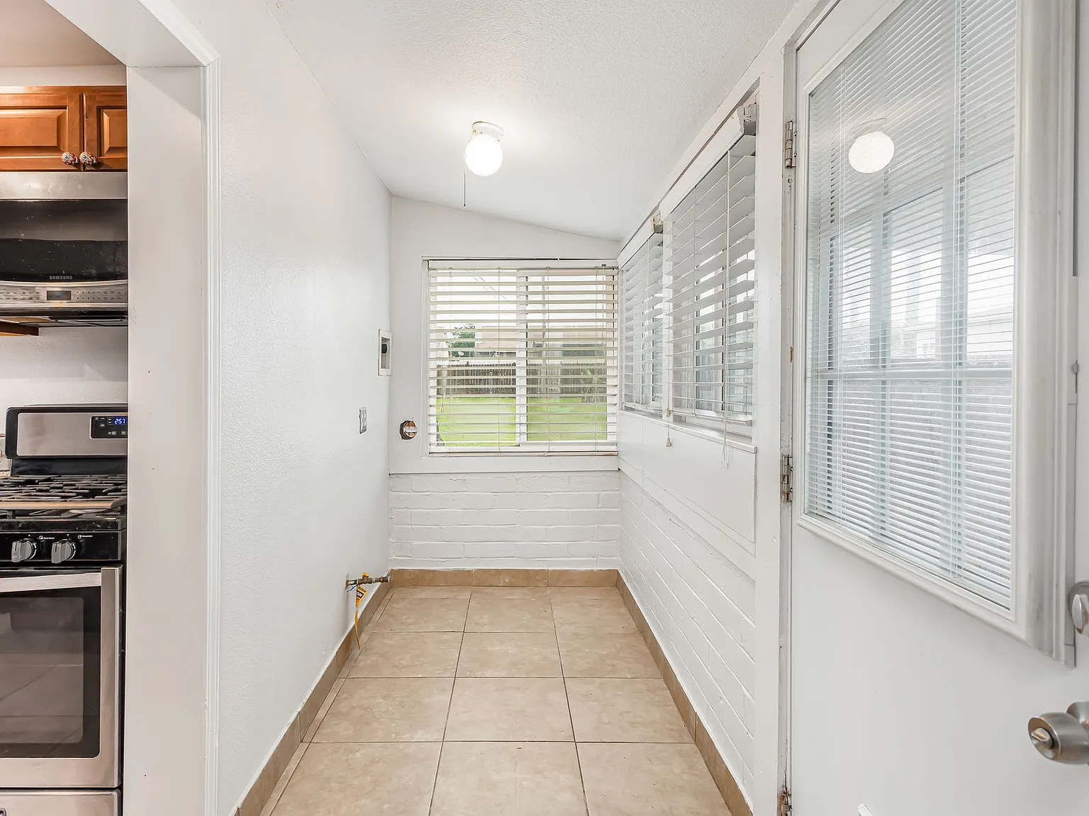 **Half off first Month Rent**Large Yard! Must see 3bed 2bath Fontana home!! — Photo 3