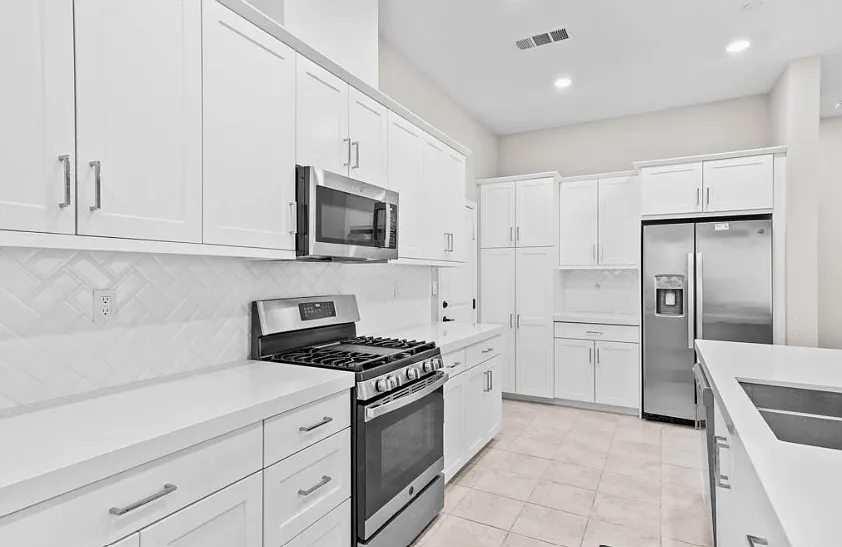 4 bed, 1758 sqft, $4,495 — Photo 3