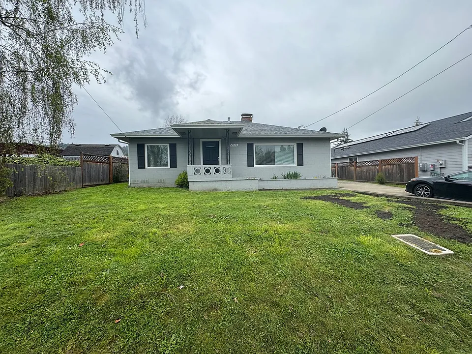 2733 W Sharp Ave