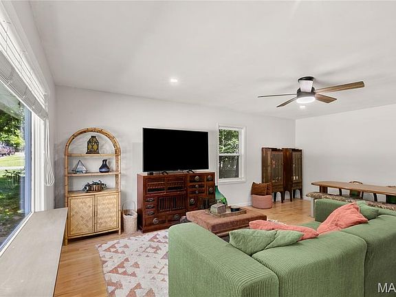 4th image of 1028 Grand Ave