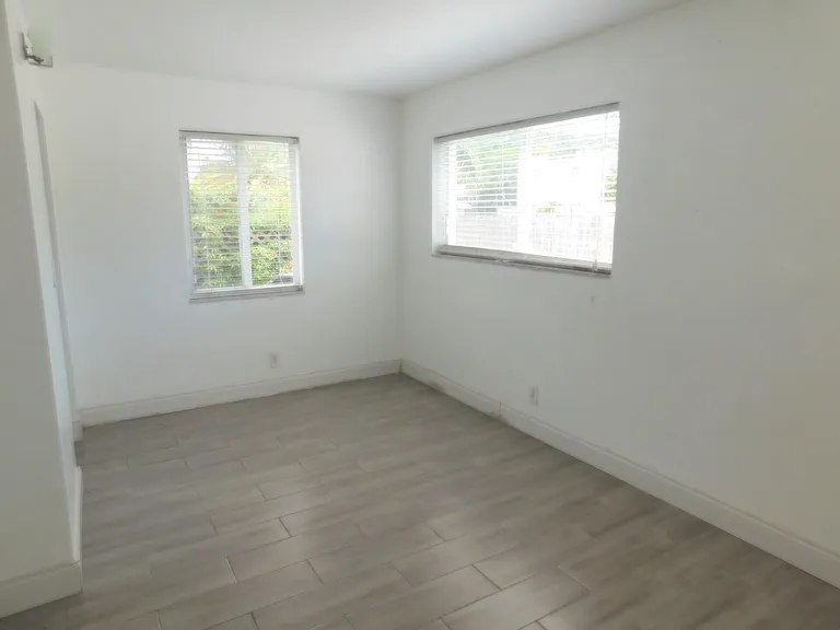 825 NE 6th St #3 — Photo 7