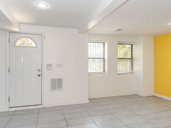 724 S Oakley--LR2