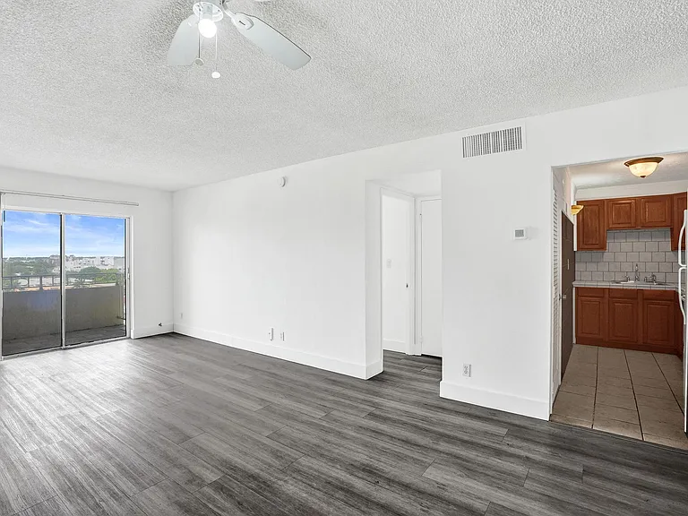 900 NE 18th Ave #1004 — Photo 10