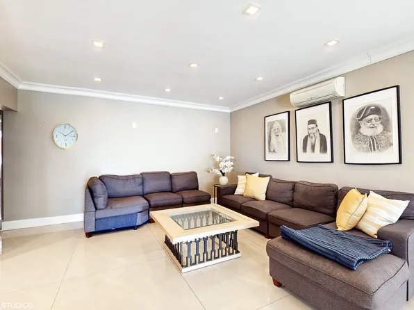 4202 Manhattan Avenue image 5 of 25