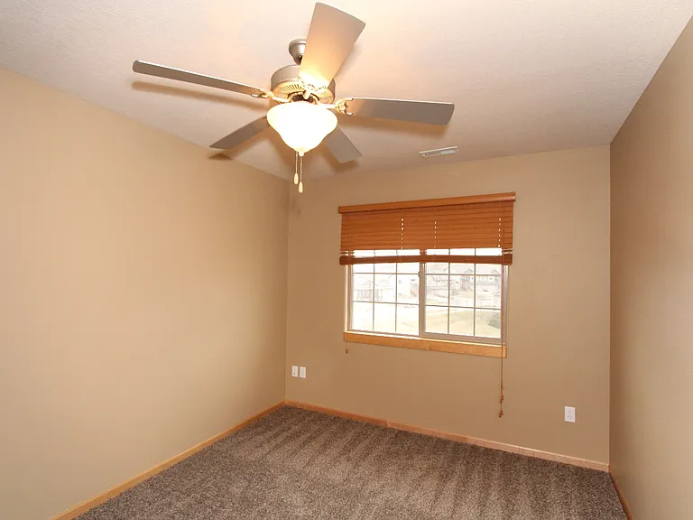 233 Woodfield Ct — Photo 12