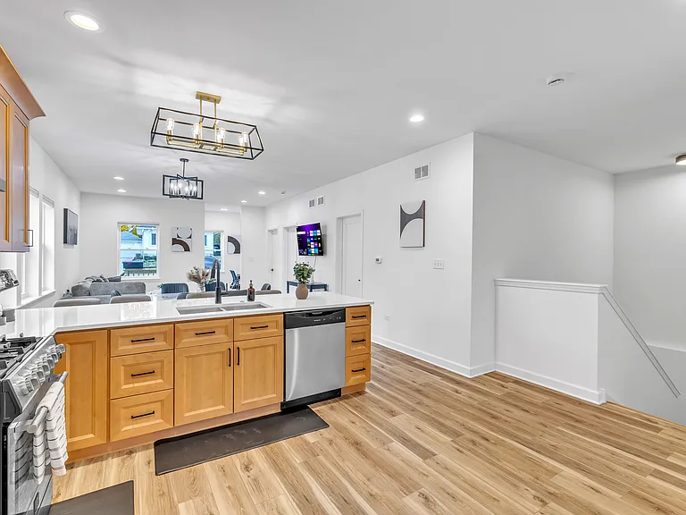 535 Ashland Ave — Photo 41