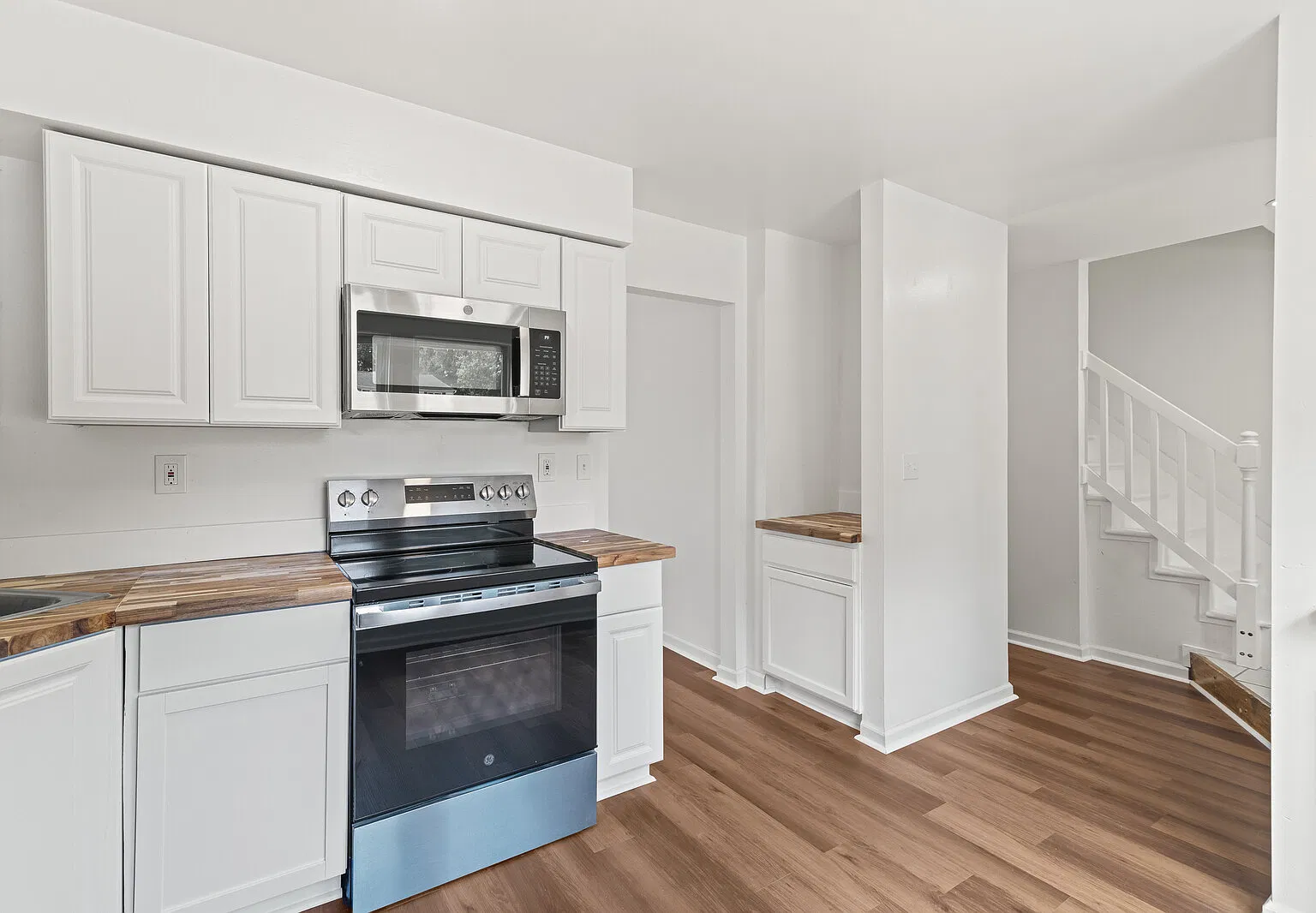 3 bed, 2.5 bath, 1242 sqft, $2,300 — Photo 3