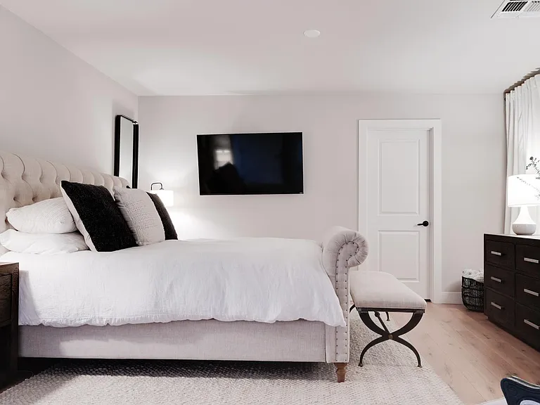 243 W Harmont Dr — Photo 8