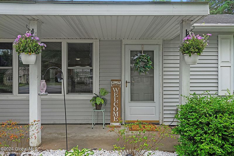 3rd image of 637 Duanesburg Road
