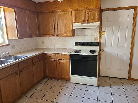 5th image of 823 S Summit St