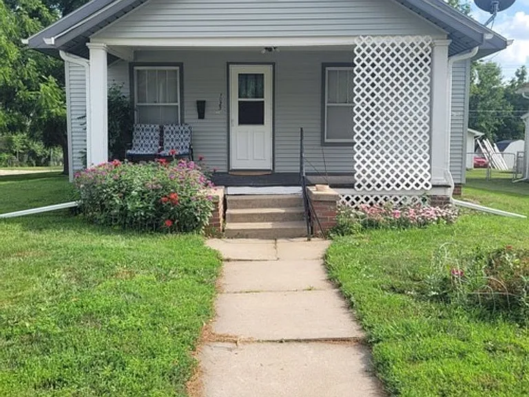 1023 Bell St — Photo 1