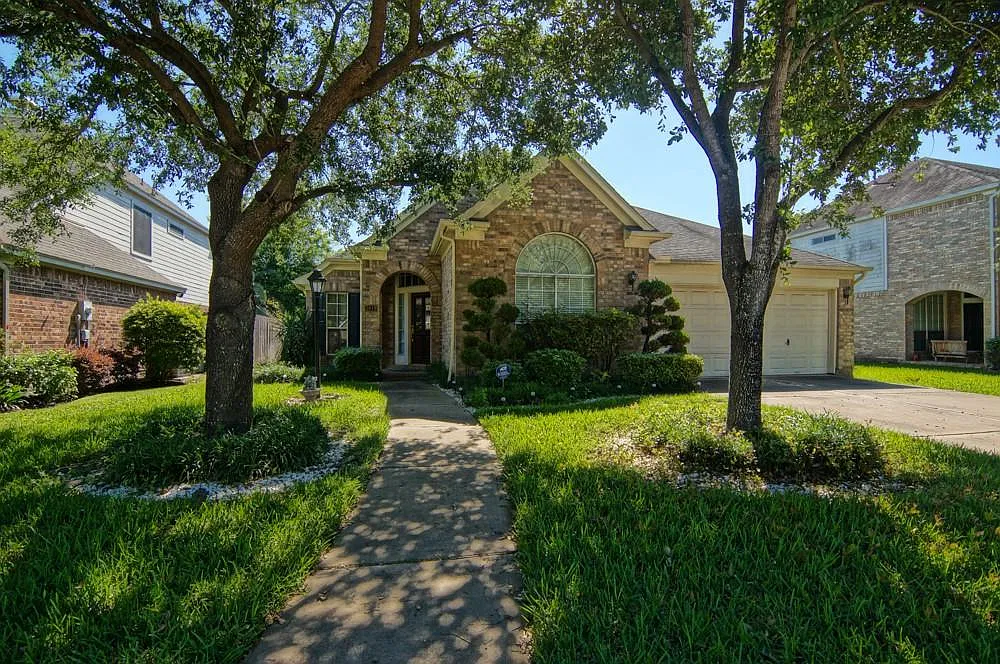 3 bed, 2.5 bath, 1956 sqft, $2,400 — Photo 1