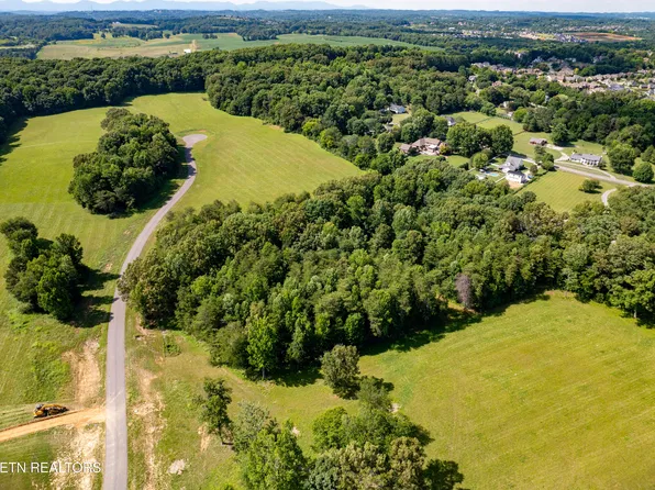 140 Padstow Ln, Lenoir City, TN 37772