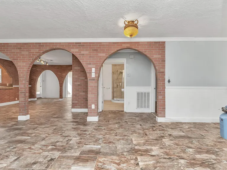 602 Everett St — Photo 4