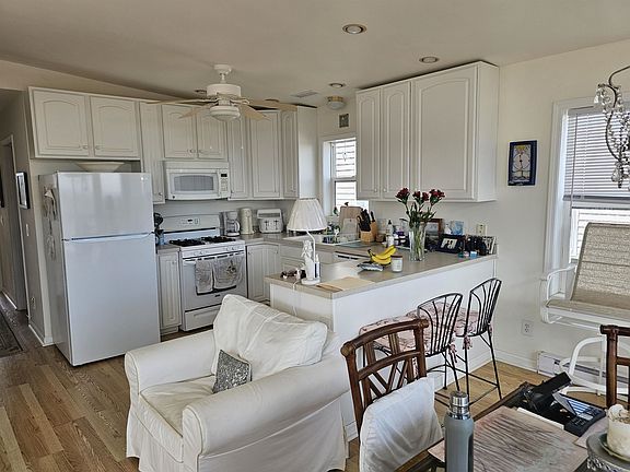 4th image of 105 Taylor Ave