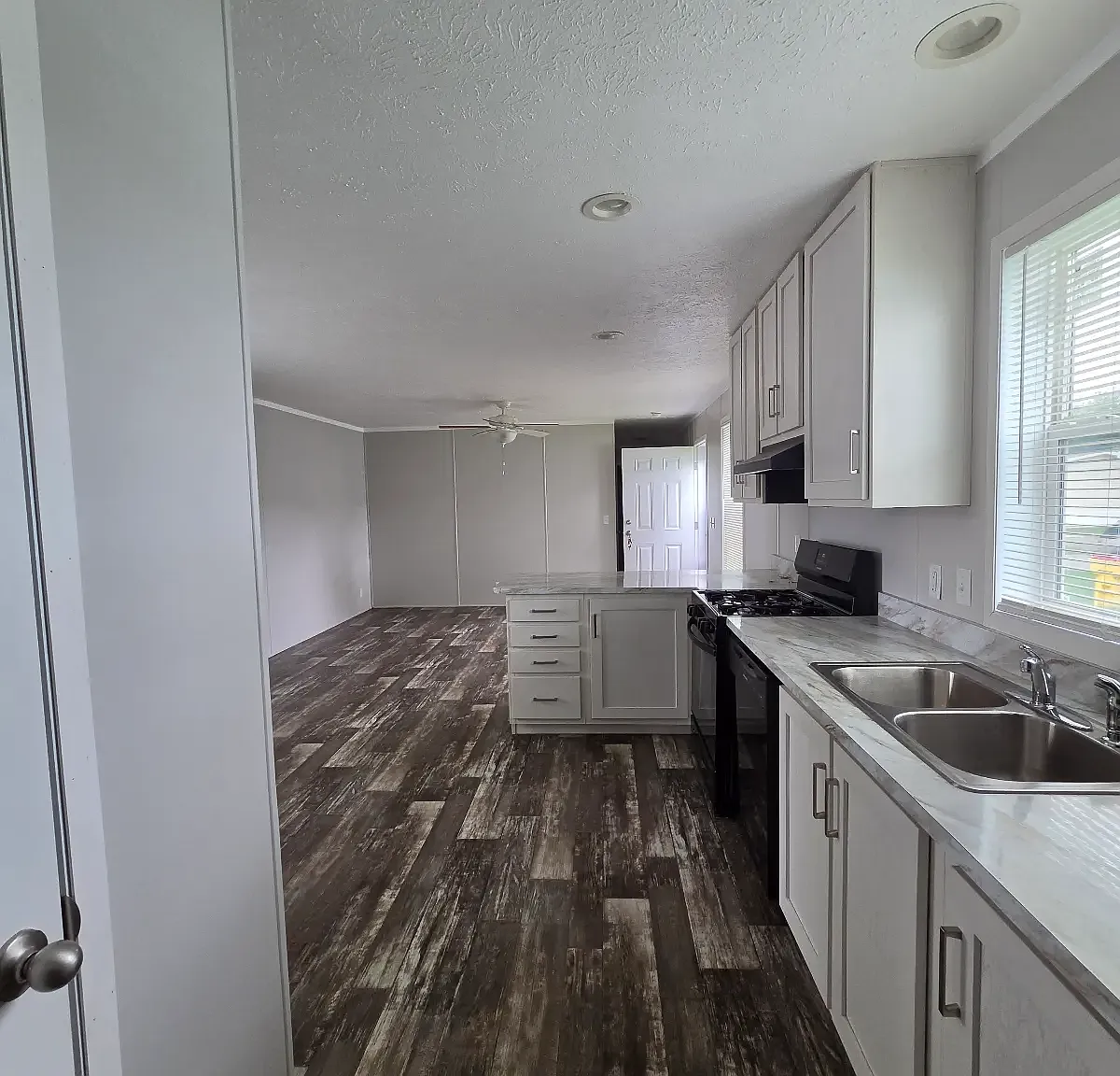 3 bed, 1056 sqft, $1,139 — Photo 4
