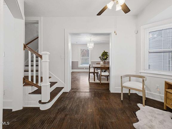 5th image of 2410 Lawrence Ave