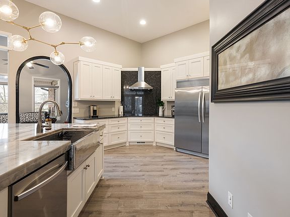 20th image of 442 Lakeview Cir