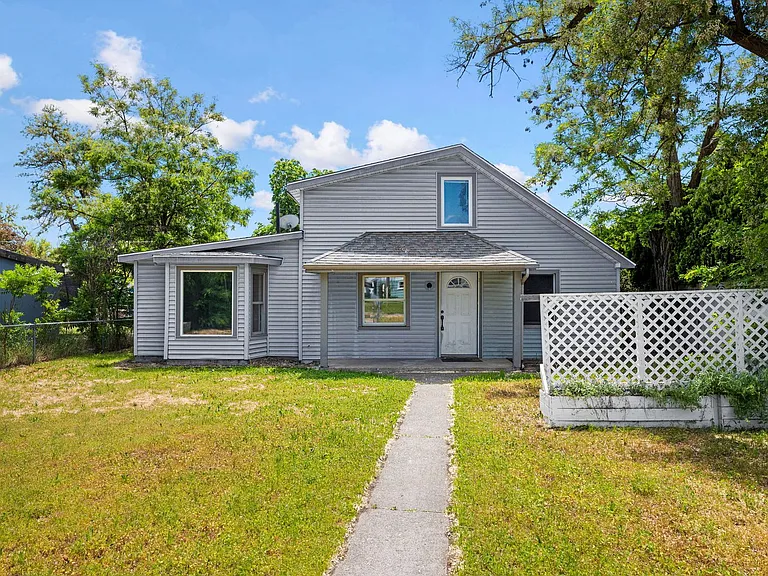 1504 E Queen Ave — Photo 1