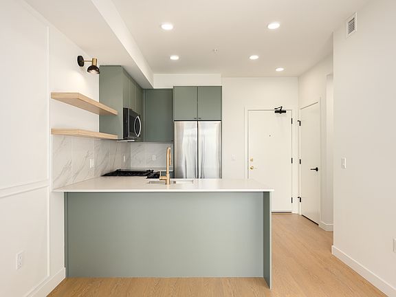 5th image of 209 Lebleu St #318