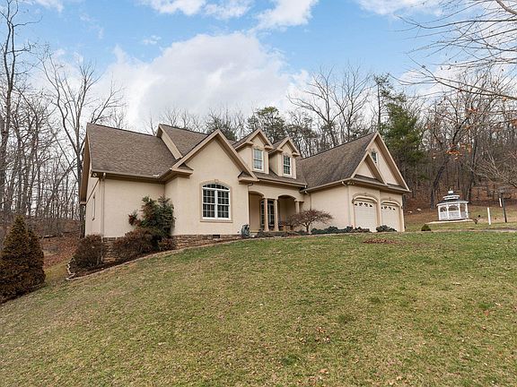 3rd image of 75 Robindale Ct