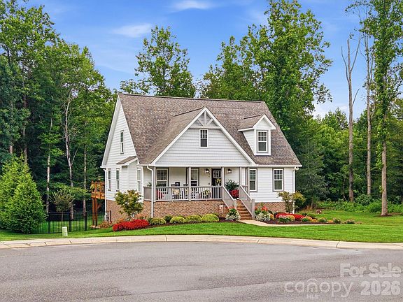 3rd image of 136 Maplewood Ct