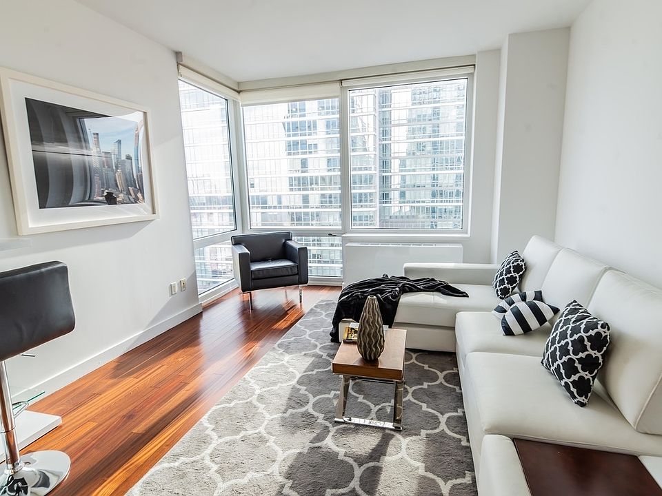 1st image of 600 W 42nd St #301